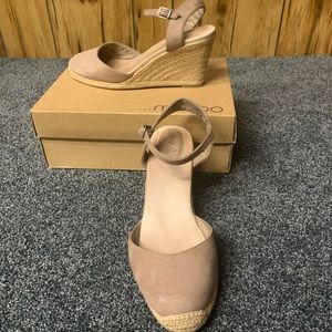 Me Too Tan Wedge good condtion